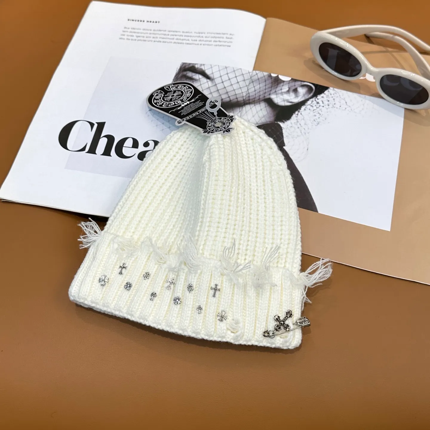 P70 🤍Chrome hearts new autumn and winter cross knitted hat🧶 One of the must-have hats in autumn and winter~ It really looks good on whoever wears it~, it is also a perfect match in black and white and gray in autumn~